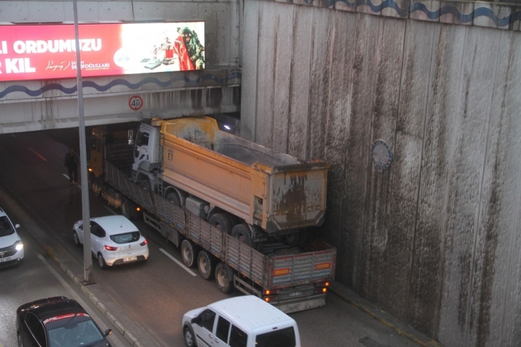 Tır Üzerindeki Kamyon Alt Geçide Sıkıştı, Vinç Yardımıyla Kurtarıldı