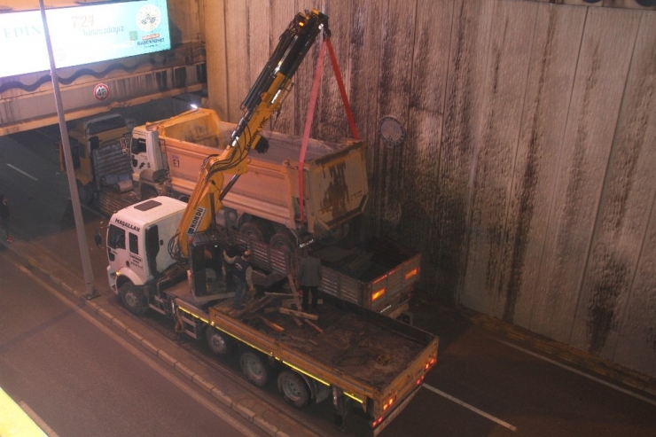 Tır Üzerindeki Kamyon Alt Geçide Sıkıştı, Vinç Yardımıyla Kurtarıldı