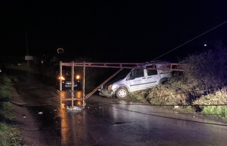 Fırtınanın Devirdiği Direk Aracın Üzerine Düştü, Sürücü Yaralandı