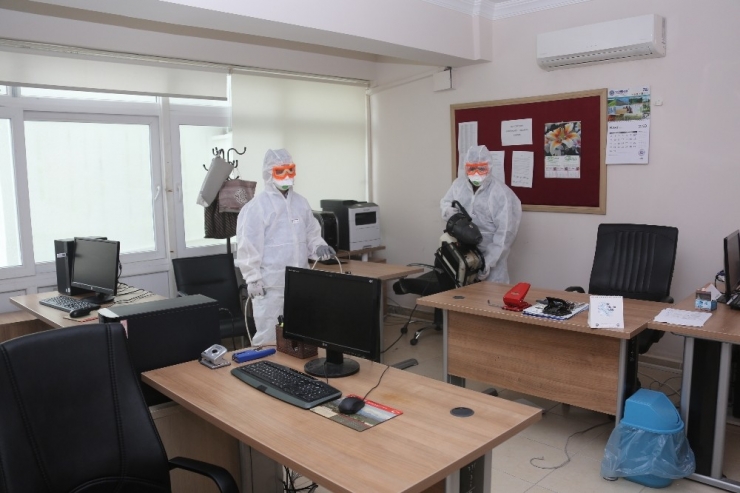 Erdemli’de Kamu Kurumları Dezenfekte Ediliyor