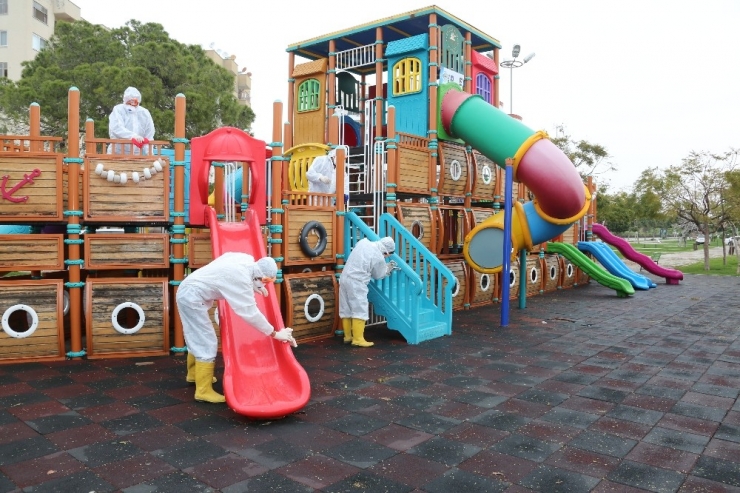 Erdemli’de Kamu Kurumları Dezenfekte Ediliyor