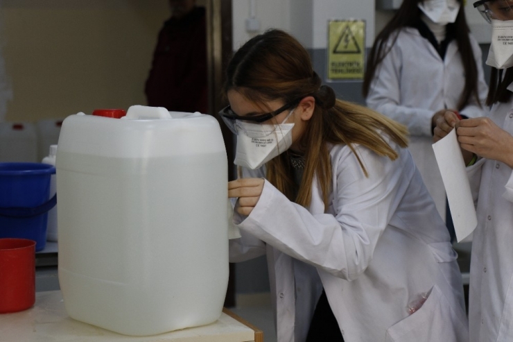 Öğrenci Fabrikasından 3 İle Korona Virüs İçin Özel Çözelti