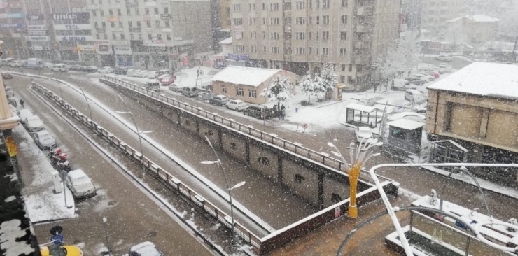 Erzurum’da Mart Kapıdan Baktırdı