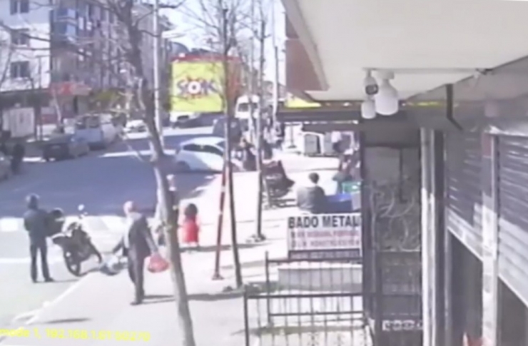 Drift Yaparak Sokağa Girmeye Çalıştı, Yaşlı Kadına Böyle Çarptı