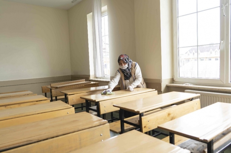 Eyüpsultan’da Okullarda Korona Virüs Temizliği