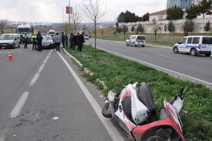 Şerit Değiştirmek İsteyen Motosiklet Otomobile Çarptı: 1 Yaralı