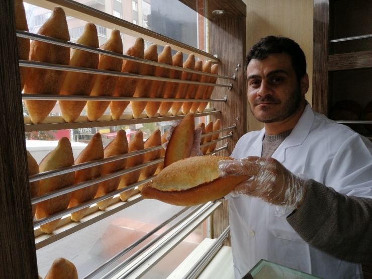 Ekmek Satışına ’Korona’ Önlemi: “Ekmeği Elinizle Değil, Gözünüzle Seçin”