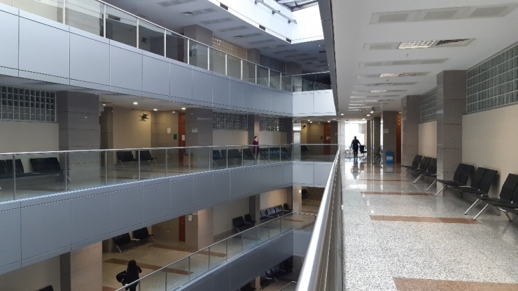İstanbul Adalet Sarayı Koridorları Boş Kaldı