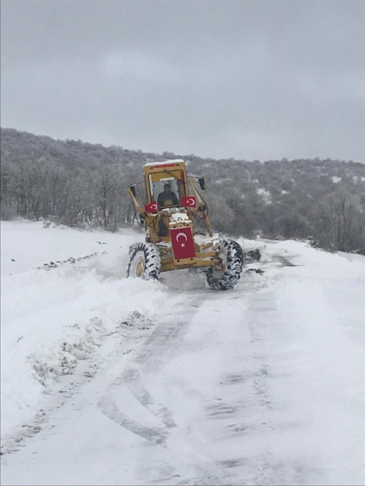 Kırşehir’de, Kar Yağışı Etkisi İle Kapanan Köy Yolları Açıldı