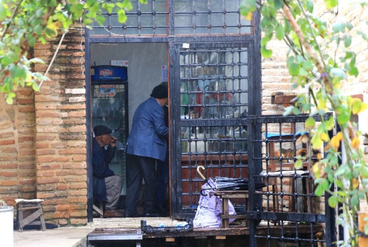 Adana’da Kıraathaneci Ve Vatandaşlar Yasağa Uymadı