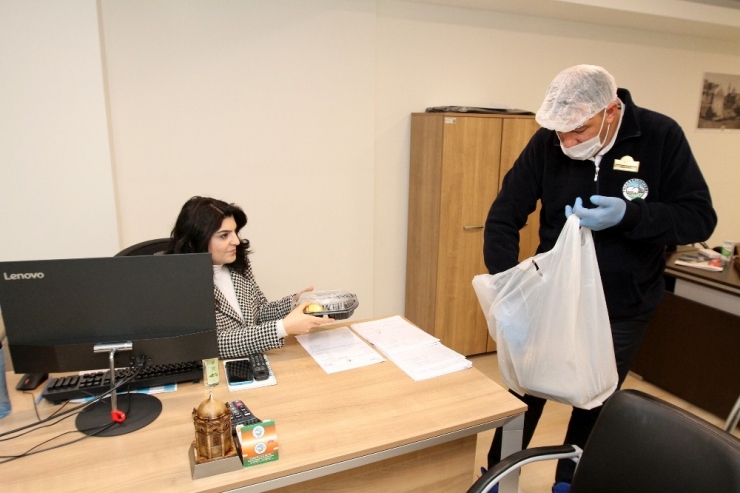 Talas’ta Öğle Yemekleri Odalara Servis Edildi