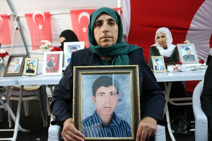 Hdp Önündeki Evlat Nöbetine İki Aile Daha Katıldı