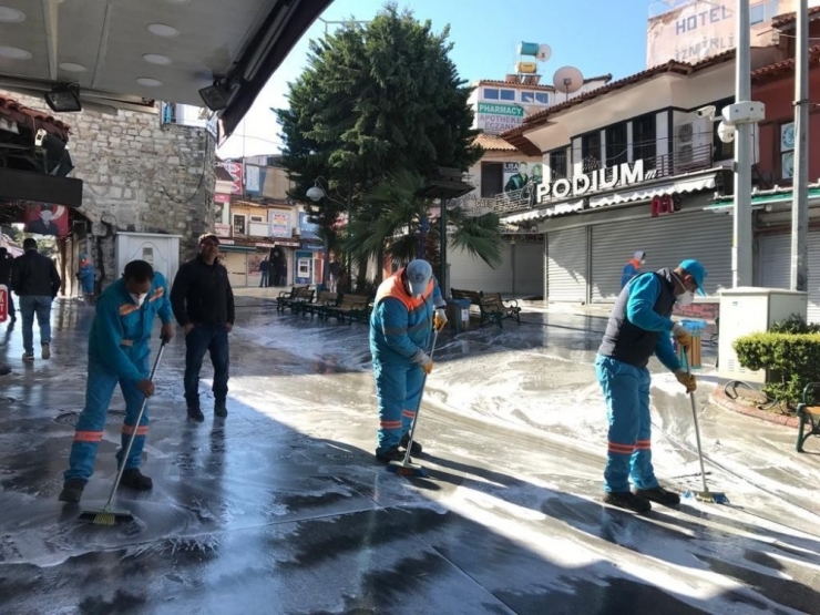 Kuşadası Belediyesi Cadde Ve Sokakları Da Dezenfekte Ediyor