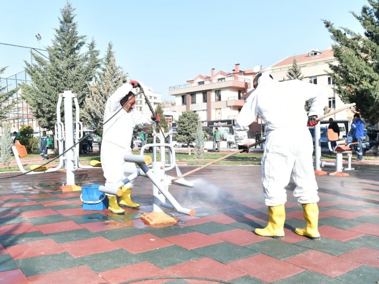 Mamak Parklarında Dezenfektan Harekatı