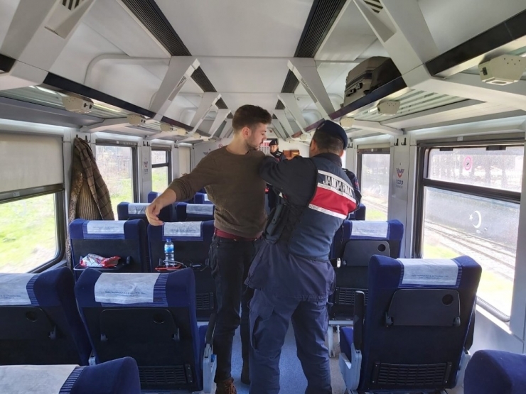 Manisa’da Jandarmadan Trende Asayiş Uygulaması