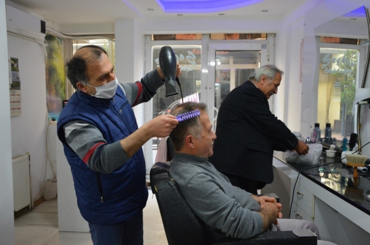 Manisalı Berber Ve Kuaförlere Maske Dağıtıldı