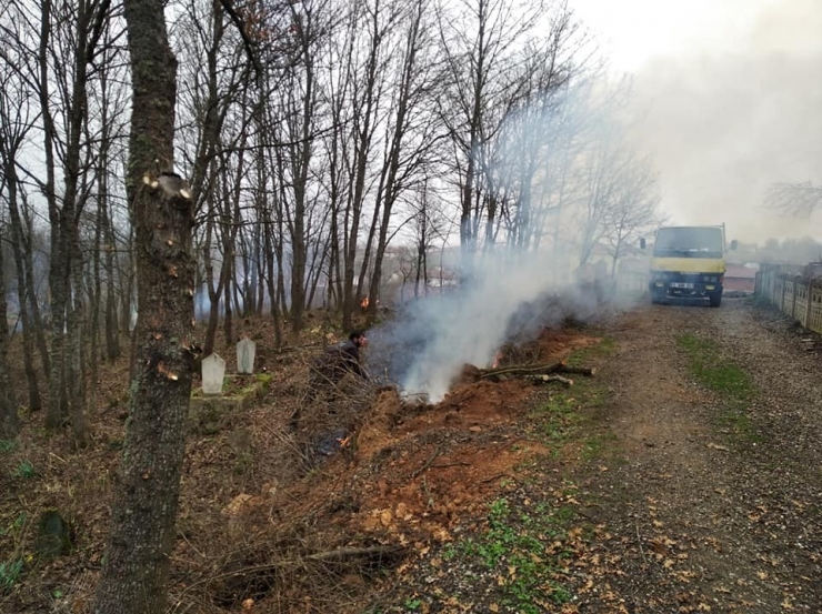 Mezarlıkta İmece Usulü Temizlik