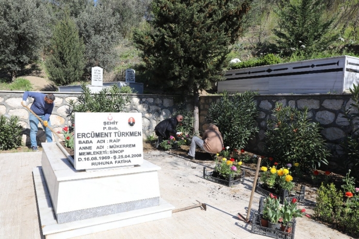 Mudanya’daki Şehit Mezarları Çiçeklendirildi