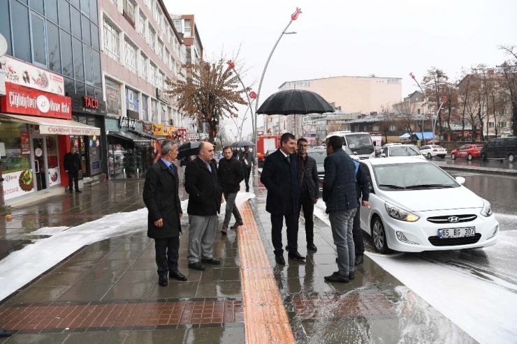 Muş’taki Cadde Ve Kaldırımlar Köpüklü Ve Tazyikli Suyla Yıkanıyor