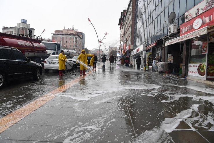 Muş’taki Cadde Ve Kaldırımlar Köpüklü Ve Tazyikli Suyla Yıkanıyor