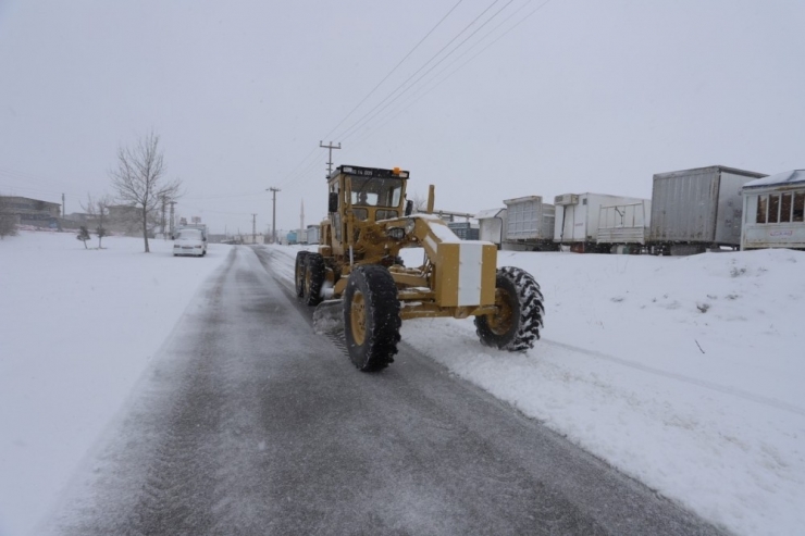 Belediye Ekipleri Karla Mücadele Çalışmalarını Sürdürüyor