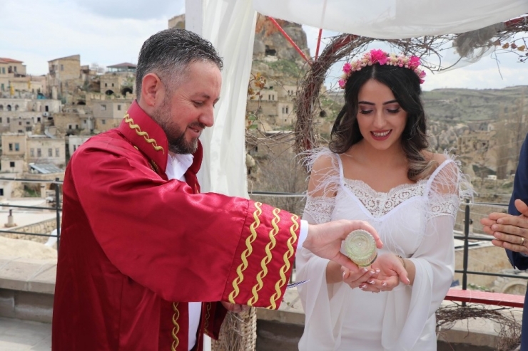 Damat Misafirlere, Belediye Başkanı Gelin Ve Damada Kolonya Döktü