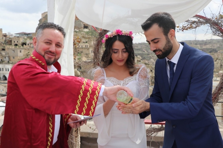 Damat Misafirlere, Belediye Başkanı Gelin Ve Damada Kolonya Döktü