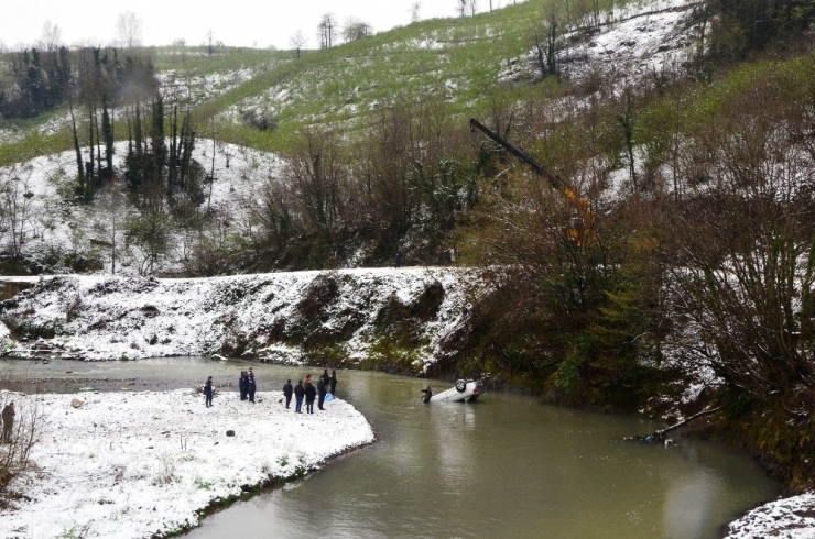 Otomobil Irmağa Uçtu: 1 Ölü