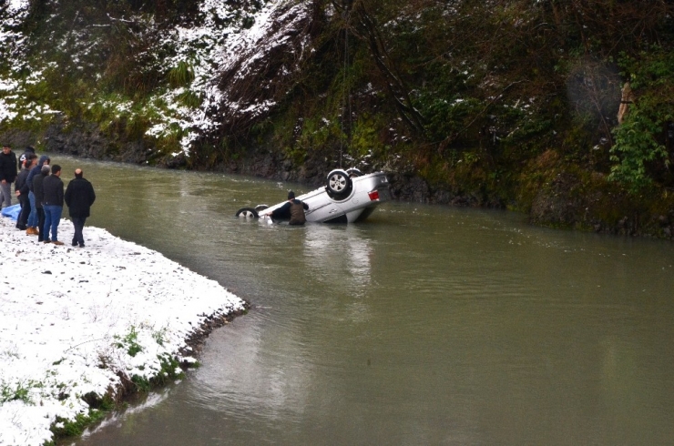 Otomobil Irmağa Uçtu: 1 Ölü