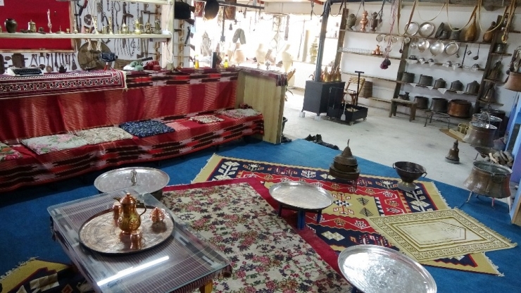 İş Yerinin 300 Metrekarelik Alanını Müzeye Çevirdi