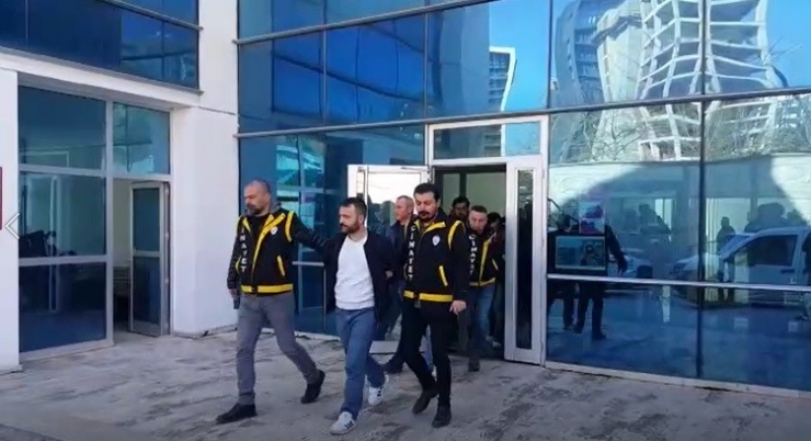 Otomobilde İnfaz Edip Acil Servis Kapısına Bıraktılar