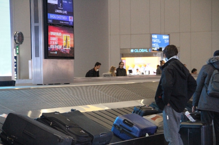 İngiltere’deki Türkler Yasağın Başlamasına Dakikalar Kala Türkiye’ye Geldi