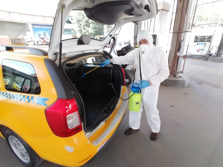 Taksicilerin Ve Minibüsçülerin Dezenfektan Kuyruğu