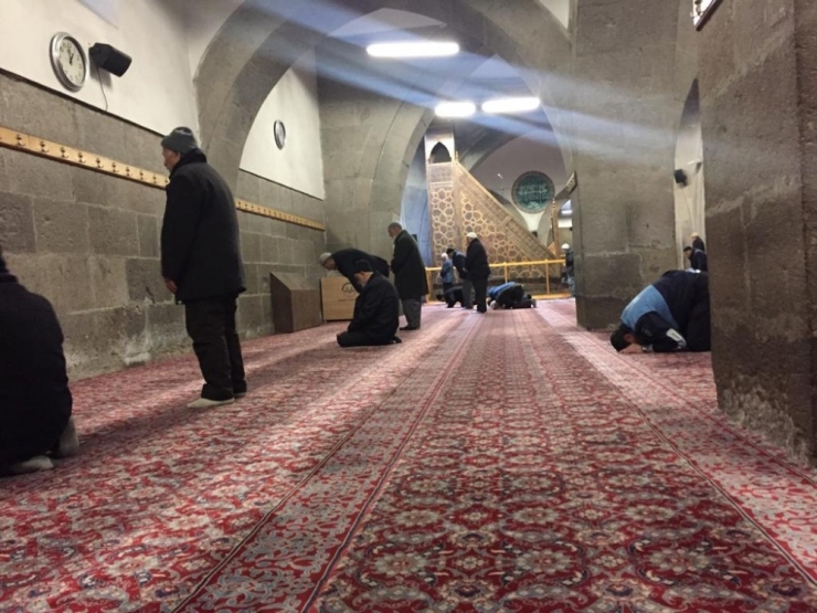 Kayseri’de Vatandaşlar Uyarıları Dikkate Aldı, Camiler Boş Kaldı