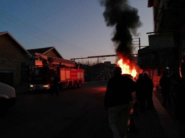 Servis Aracı Yol Üzerinde Alev Alev Yandı
