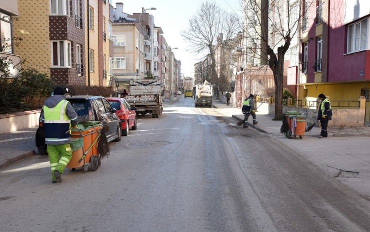 Tepebaşı’nda Temizlik Ve İlaçlama Çalışmaları Devam Ediyor