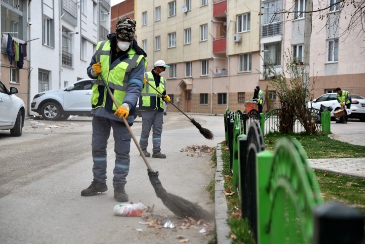 Tepebaşı’nda Temizlik Ve İlaçlama Çalışmaları Devam Ediyor