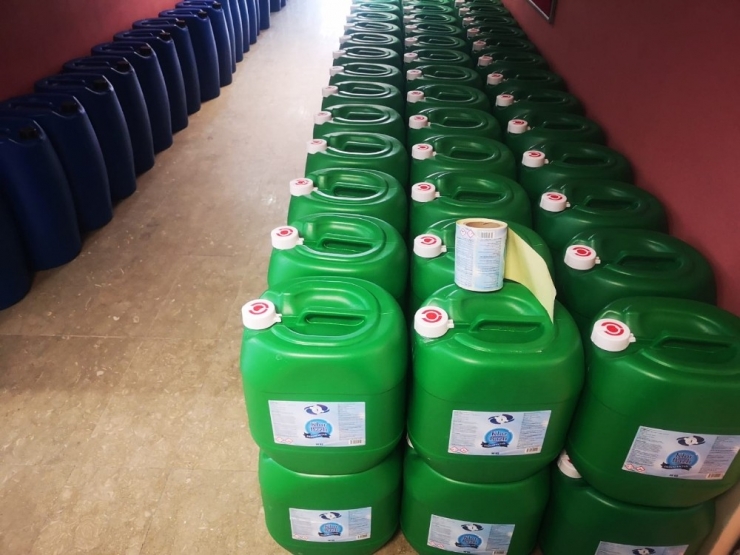 Meslek Lisesinde Dezenfektasyon Üretimi Devam Ediyor