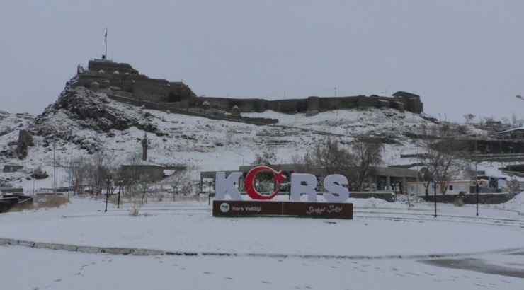 Kars’a Baharda Kar Yağdı