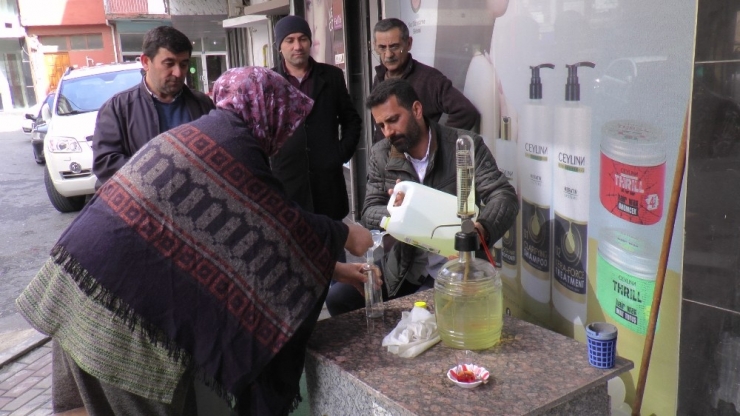 Şişesini Getirene Bedava Kolonya Dağıtıyor