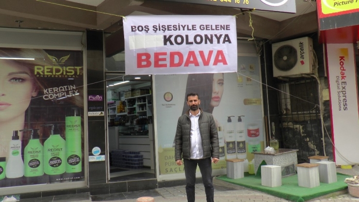 Şişesini Getirene Bedava Kolonya Dağıtıyor