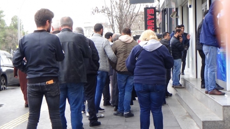 Diyarbakır’da Vatandaşlar Korona Virüs Tedbirlerine Uymayarak Sokaklara Akın Etti