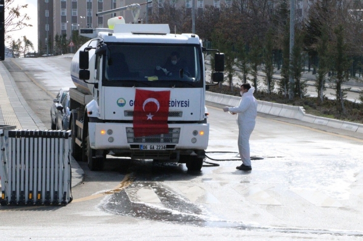 Karantina Alanına Giren Araçlar Çıkışta Dezenfekte Ediliyor