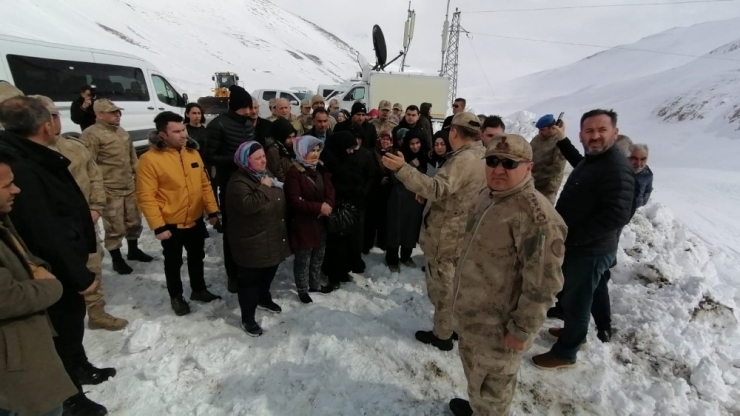 Çığ Felaketinde Şehit Düşen Askerlerin Aileleri Facia Bölgesinde
