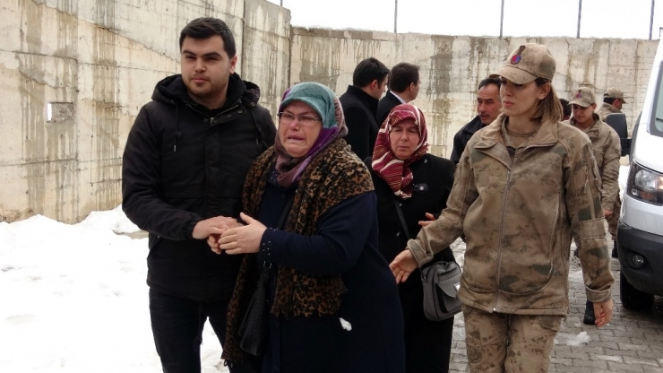 Şehit Evlatlarının Silah Arkadaşlarına Sarılıp Gözyaşı Döktüler