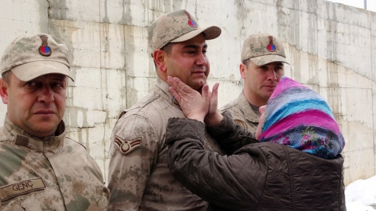 Şehit Evlatlarının Silah Arkadaşlarına Sarılıp Gözyaşı Döktüler