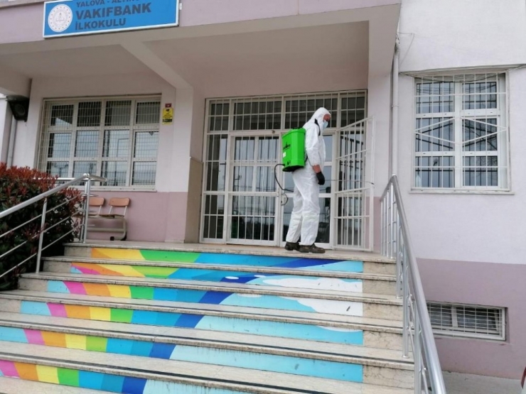 Altınova’da Okullar İlaçlandı