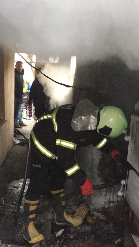 Kömürlükte Çıkan Yangın Bina Sakinlerini Korkuttu