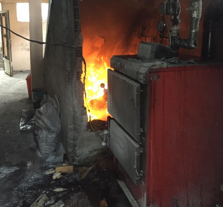 Kömürlükte Çıkan Yangın Bina Sakinlerini Korkuttu