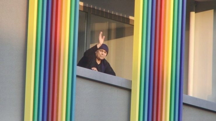 Karantina Yurdunda İlk Sabah, Kameraya El Salladı